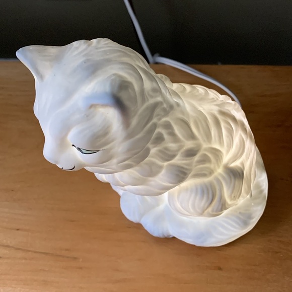 Darling Ceramic White Cat Nightlight (comes with plug + light) - Picture 12 of 16